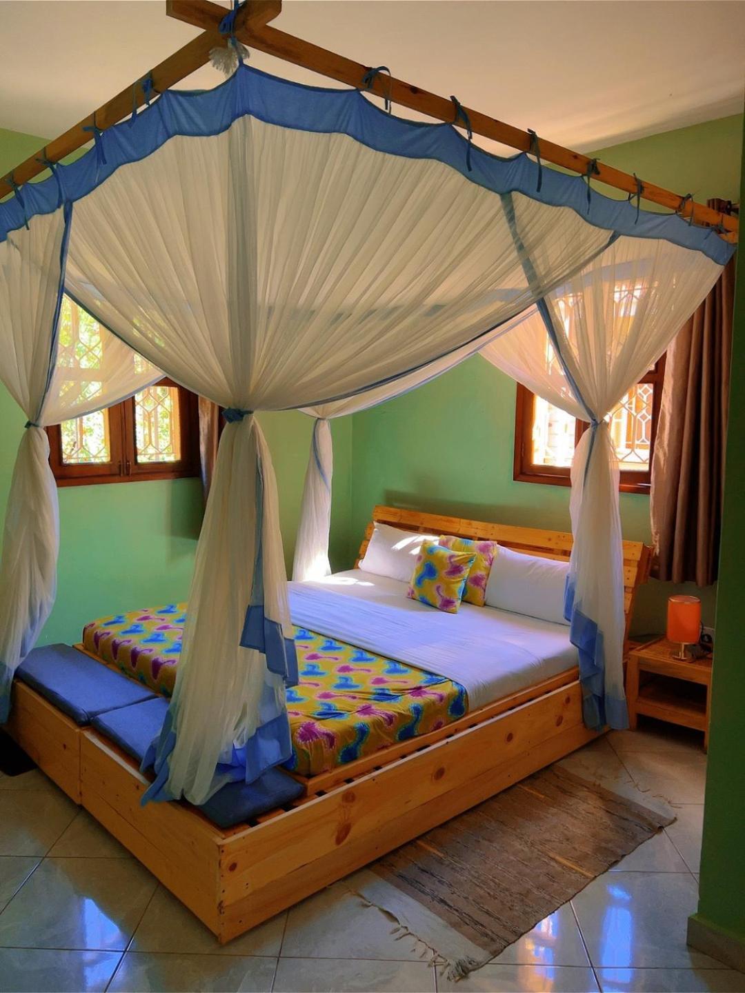 Airport Link Guest House Entebbe Esterno foto