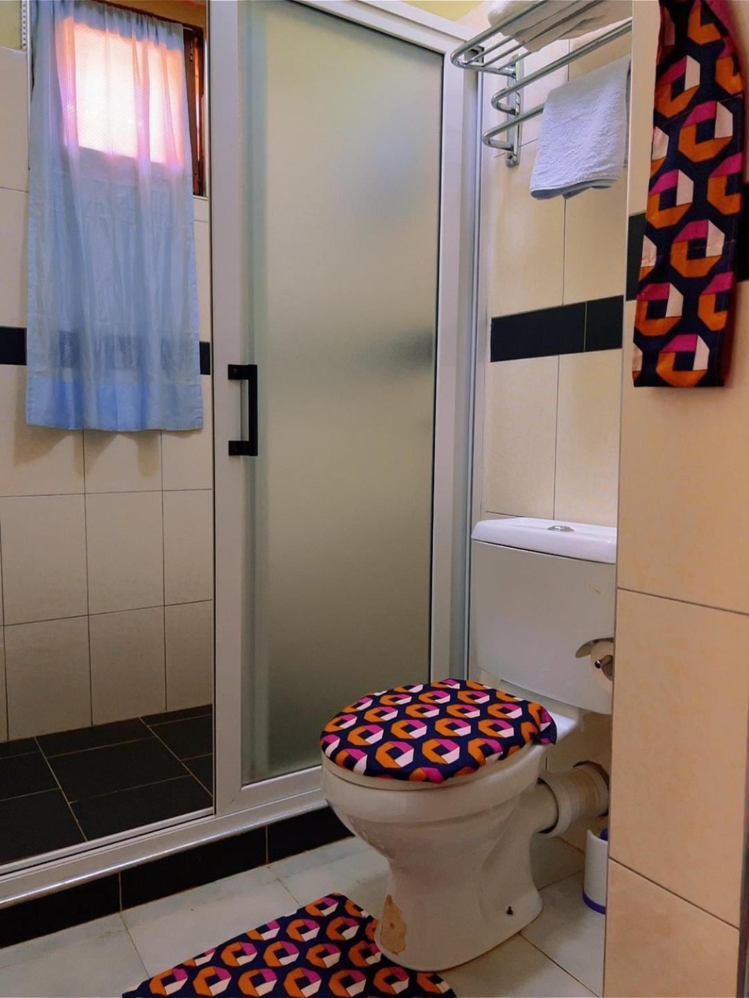 Airport Link Guest House Entebbe Esterno foto